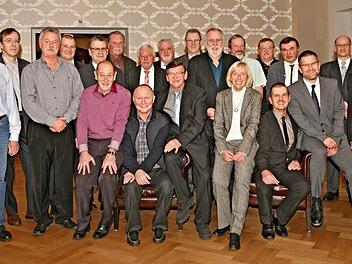 Feierstunde bei der GKN Sinter Metals GmbH Bad Brückenau mit Geschäftsführer Joachim Prößl: Elf Mitarbeiter feierten Dienstjubiläum, weitere 13 wurden in den Ruhestand verabschiedet. Ebenfalls im Bild: Betriebsrat Arno Nüchter. Es fehlen: Manfred Fröhlich, Bernd Hüfner und Norbert Schmidt Foto: Kerstin Junker
