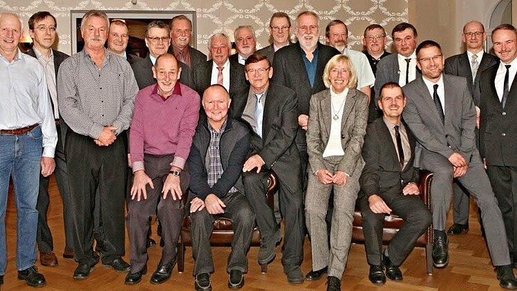 Feierstunde bei der GKN Sinter Metals GmbH Bad Brückenau mit Geschäftsführer Joachim Prößl: Elf Mitarbeiter feierten Dienstjubiläum, weitere 13 wurden in den Ruhestand verabschiedet. Ebenfalls im Bild: Betriebsrat Arno Nüchter. Es fehlen: Manfred Fröhlich, Bernd Hüfner und Norbert Schmidt Foto: Kerstin Junker