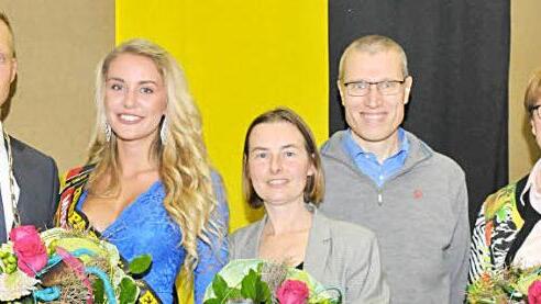 Im Bild von links: Holger Bezold, Miss-Wahl Gewinnerin Julia Prokopy, die Eltern von Carina Kanitz und Anneliese Preu Foto: Karl Heinz Wirth