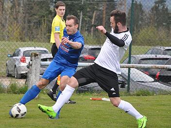 Der momentan verletzte  Andreas Vogelmann (r.) von der DJK Weingarts bremste beim 0:0 im Spitzenduell der Vorsaison den Ex-Kirchehrenbacher Matthias Schuhmann an der Seitenlinie aus. Leo Hühnlein