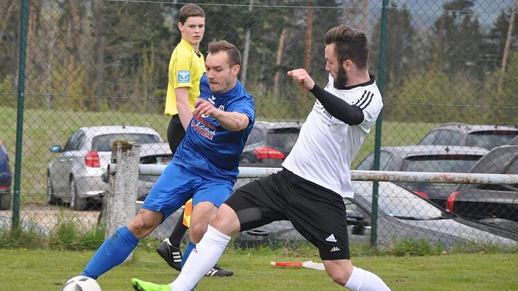 Der momentan verletzte  Andreas Vogelmann (r.) von der DJK Weingarts bremste beim 0:0 im Spitzenduell der Vorsaison den Ex-Kirchehrenbacher Matthias Schuhmann an der Seitenlinie aus. Leo Hühnlein