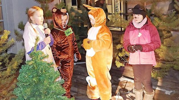 Der Nachwuchs der Theatergruppe Br&uuml;cklein &uuml;berraschte mit der Auff&uuml;hrung des St&uuml;cks "Der Traumb&auml;r". Foto: Horst Wunner