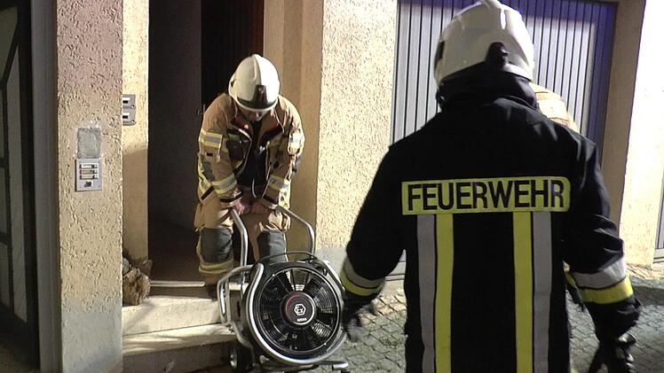 Die Feuerwehr durchl&uuml;ftete die verrauchten R&auml;ume.  Christian Licha
