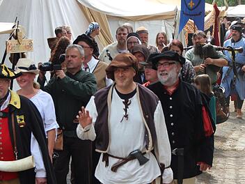 Türmer Armin Dominka und Bürgermeister Harald Pascher führen den Umzug durchs Festgelände des Mittelaltermarktes in Ebern an. Fotos: Eckehard Kiesewetter