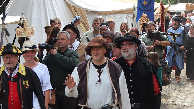 Türmer Armin Dominka und Bürgermeister Harald Pascher führen den Umzug durchs Festgelände des Mittelaltermarktes in Ebern an. Fotos: Eckehard Kiesewetter