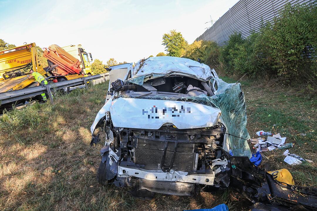 Auf der A70 bei Stadelhofen: Transporter  durchbricht Leitplanke – zwei Verletzte