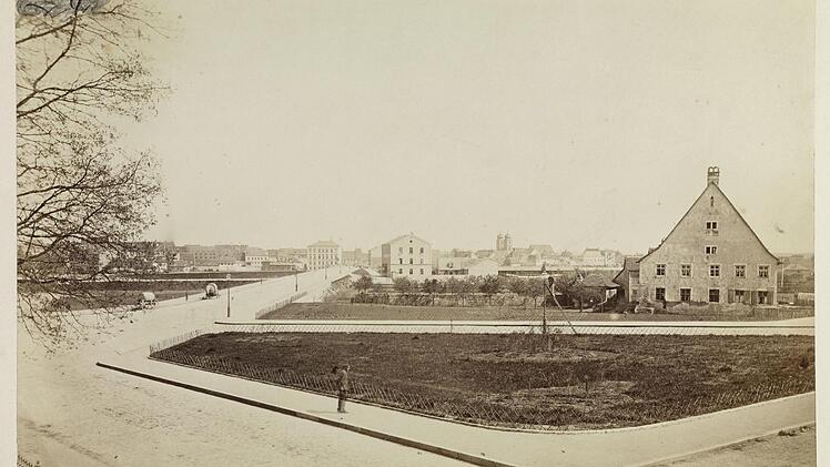 Die Fotografie von Alois Erhardt (1867-71) zeigt den Schönleinsplatz, die noch weitgehend unbebaute Kreuzung der Friedrich- und Sophienstraße (heute Willy-Lessing-Straße).