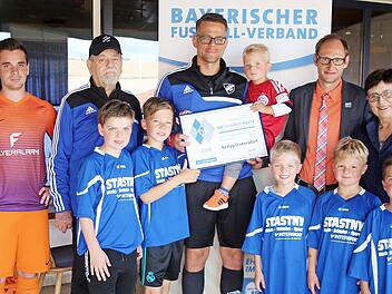 Auszeichnung mit der Silbernen Raute: Kreisehrenamtsbeauftragter Bastian Büttner (Zweiter von rechts) überreicht dem Vorsitzenden Christoph Ettel (Bildmitte) die Silberne Raute. Über das Zertifikat freuten sich Dritter Vorsitzender Simon Brückner, der Ehrenamtsbeauftragte des Vereins, Klaus Gropp (von links) sowie Seßlachs Dritte Bürgermeisterin Renate Schubart-Eisenhardt (rechts).  Foto: Bettina Knauth