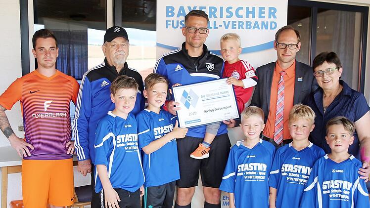 Auszeichnung mit der Silbernen Raute: Kreisehrenamtsbeauftragter Bastian Büttner (Zweiter von rechts) überreicht dem Vorsitzenden Christoph Ettel (Bildmitte) die Silberne Raute. Über das Zertifikat freuten sich Dritter Vorsitzender Simon Brückner, der Ehrenamtsbeauftragte des Vereins, Klaus Gropp (von links) sowie Seßlachs Dritte Bürgermeisterin Renate Schubart-Eisenhardt (rechts).  Foto: Bettina Knauth