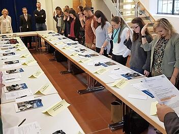 Landrat Hermann Ulm (CSU, rechts) bei der gestrigen Vereidigung der 21 Lehrerinnen und Lehrer, die heute ihren Dienst an den Schulen des Landkreises beginnen. Im Hintergrund verfolgen die Seminarlehrer das Geschehen.  Foto: Ekkehard Roepert