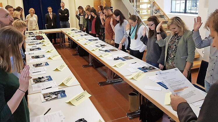 Landrat Hermann Ulm (CSU, rechts) bei der gestrigen Vereidigung der 21 Lehrerinnen und Lehrer, die heute ihren Dienst an den Schulen des Landkreises beginnen. Im Hintergrund verfolgen die Seminarlehrer das Geschehen.  Foto: Ekkehard Roepert