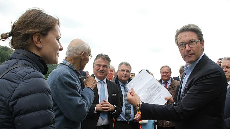 Andreas Scheuer freute sich über das Dankesschreiben, das ihm Alt-Gemeinderat Alfred Vießmann bei der Einweihung der Bundesstraße überreicht hatte.