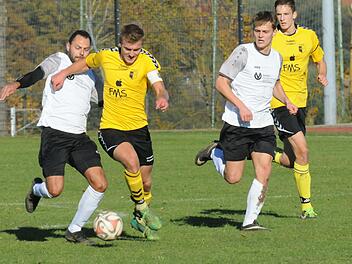 Markus Kaufmann (links) trug ein Tor zum Sieg seines TSV Oberthulba über Jonas Kirchner und den TSV Wollbach bei.