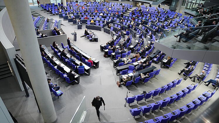Noch keine Änderung der Allgemeinverfügung: Politiker im deutschen Bundestag, die von Corona genesen sind, haben diesen Status weiterhin sechs Monate lang inne. Für die übrigen Bürger gilt seit kurzem eine Drei-Monat-Regel.