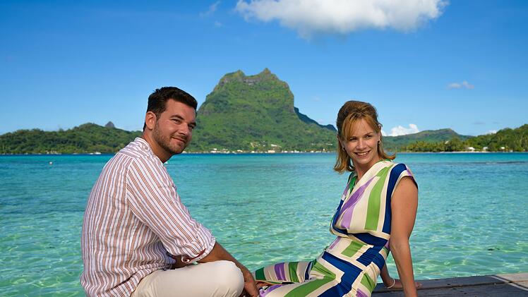 Die Jungunternehmerin Toni (Emilia Bernsdorf) lernt an Bord den smarten Landschafsg&auml;rtner Basti Kugler (Max K&ouml;nig) kennen. Ob mehr aus ihrem Flirt wird?