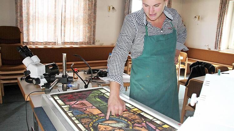 Martha Hör hat ein Segment des Pfingstfensters untersucht.