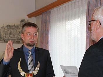 Rüdiger Kuhn als ältestes Mitglied des Gemeinderates vereidigte den neu gewählten Bürgermeister Ralf Nowak. Kuhn selbst musste nicht mehr vereidigt werden, da er bereits in der vergangenen Periode zweiter Bürgermeister war. Fotos: Katharina Becht