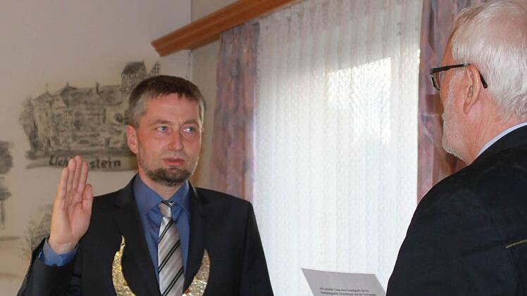 Rüdiger Kuhn als ältestes Mitglied des Gemeinderates vereidigte den neu gewählten Bürgermeister Ralf Nowak. Kuhn selbst musste nicht mehr vereidigt werden, da er bereits in der vergangenen Periode zweiter Bürgermeister war. Fotos: Katharina Becht