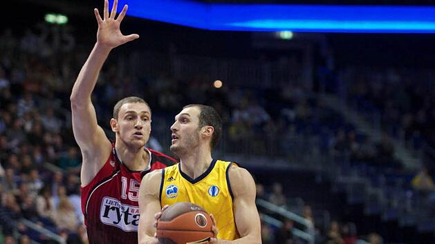 Mindaugas Katelynas (l.) spielt ab sofort bei den Brose Baskets Foto: imago/Camera