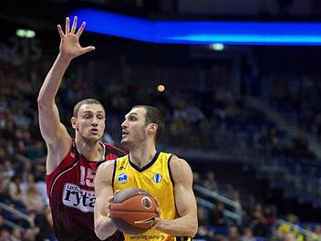 Mindaugas Katelynas (l.) spielt ab sofort bei den Brose Baskets Foto: imago/Camera
