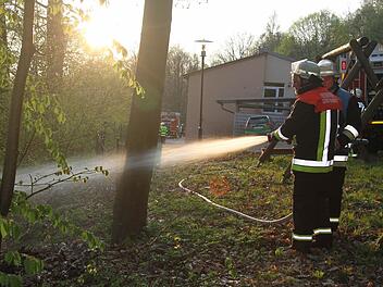 Mit Wasser aus zwei Rohren löschten die Aktiven der Kulmbacher Feuerwehr den Waldbrand. Fotos: Sonja Adam