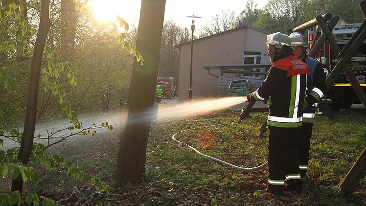 Mit Wasser aus zwei Rohren löschten die Aktiven der Kulmbacher Feuerwehr den Waldbrand. Fotos: Sonja Adam
