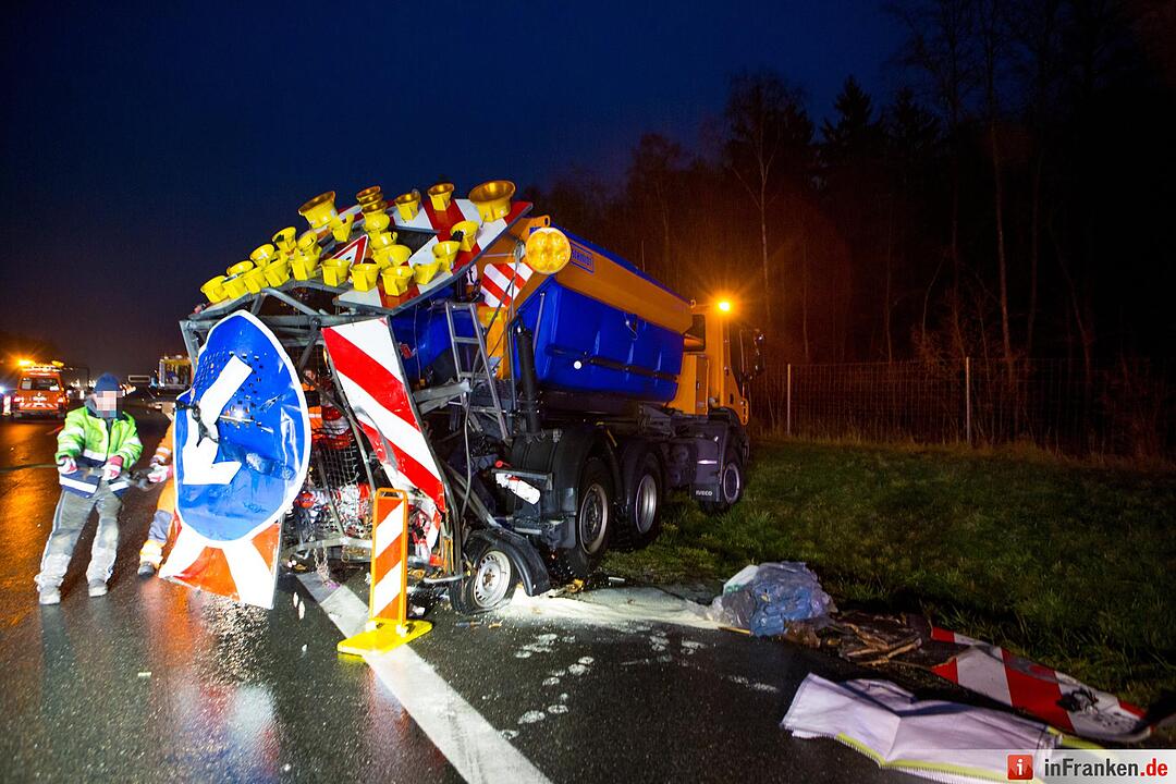 Sattelschlepper kracht in Baustellenabsicherung auf der A9