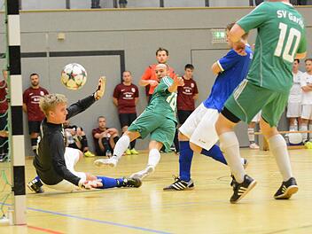 Zu den technisch besten Spielern des Quali-Turniers in Hammelburg gehörte Konstantin Papadopoulos, der hier im Spiel gegen den TSV Nüdlingen (in blau) gespannt die Flugbahn des Spielgerätes verfolgt. Doch auch der Kreisliga-Kicker vom SV Garitz kann dem Futsal nur wenig Gutes abgewinnen. Foto: ssp