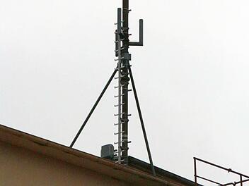 Der Mobilfunkmast auf dem Gelände des Wiesent-Centers wird weichen. Der Ersatz-Mast, der in der Nähe geplant ist, könnte um einiges größer ausfallen. Foto: Josef Hofbauer