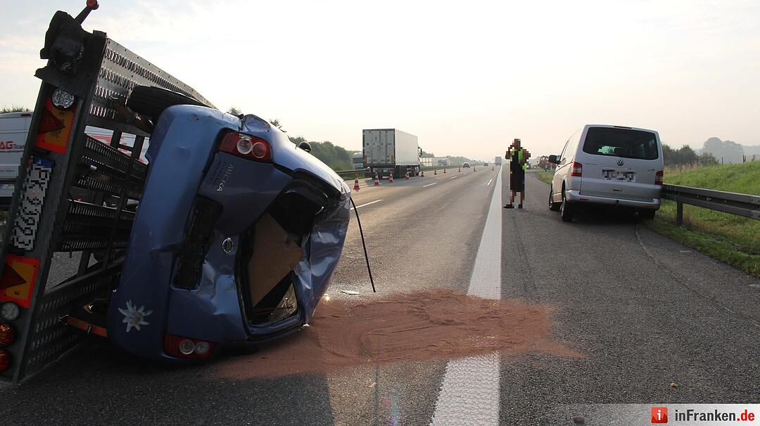 Drei Fahrspuren nach folgenschwerem Auffahrer blockiert - Geladene Autos liegen auf der Autobahn