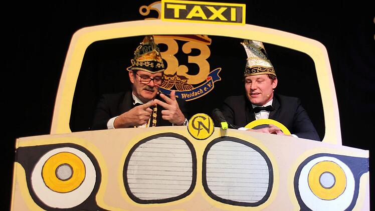 Das "Läster-Taxi" der Coburger Narrhalla mit Pit Kammerscheid (links) als Passagier machte am Samstag in Weidach Halt. Am Steuer saß dieses Mal Michael Morgenroth. Foto: Bettina Knauth