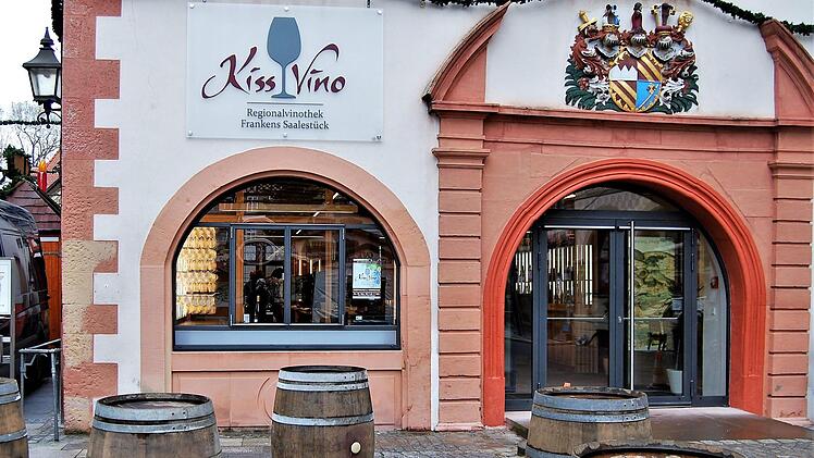Die Regionalvinothek KissVino hat  im Alten Rathaus am Bad Kissinger Marktplatz eröffnet. Sigismund von Dobschütz