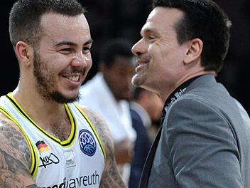 Achter Sieg im 13. Spiel: Medi-Trainer Raoul Korner (rechts) und Topscorer Gabe York hatten viel Grund zur Freude.  Foto: Peter Mularczyk