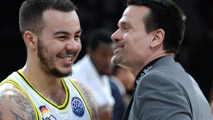 Achter Sieg im 13. Spiel: Medi-Trainer Raoul Korner (rechts) und Topscorer Gabe York hatten viel Grund zur Freude.  Foto: Peter Mularczyk
