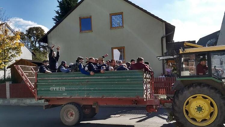 Steigen Sie auf: Medbacher Kerwasgemeinde ist unterwegs zur Kirchweih. Privat