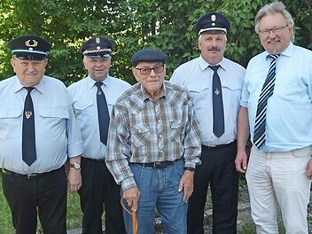 Gratulation zum 85. Geburtstag von Günther Kestel in Pressig: Das Bild zeigt von links Norbert Schülein, Zweiter Vorsitzender des SKM, Feuerwehrvorsitzenden Georg Fiedler, Jubilar Günther Kestel, den Kommandanten Jens Pfluger und Bürgermeister Hans Pietz. Foto: Karl-Heinz Hofmann