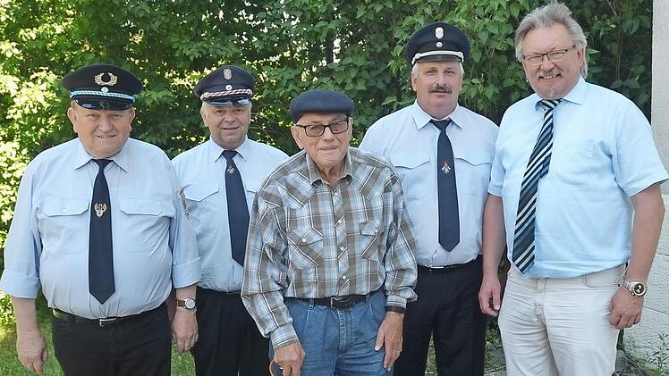 Gratulation zum 85. Geburtstag von Günther Kestel in Pressig: Das Bild zeigt von links Norbert Schülein, Zweiter Vorsitzender des SKM, Feuerwehrvorsitzenden Georg Fiedler, Jubilar Günther Kestel, den Kommandanten Jens Pfluger und Bürgermeister Hans Pietz. Foto: Karl-Heinz Hofmann