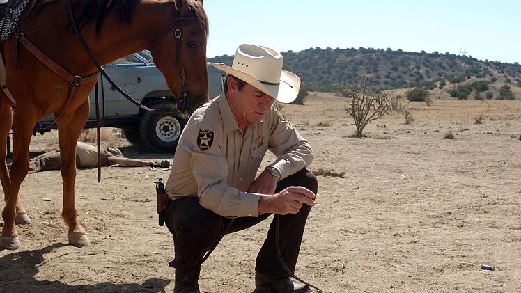 Sheriff Bell (Tommy Lee Jones) am Schauplatz des Verbrechens.