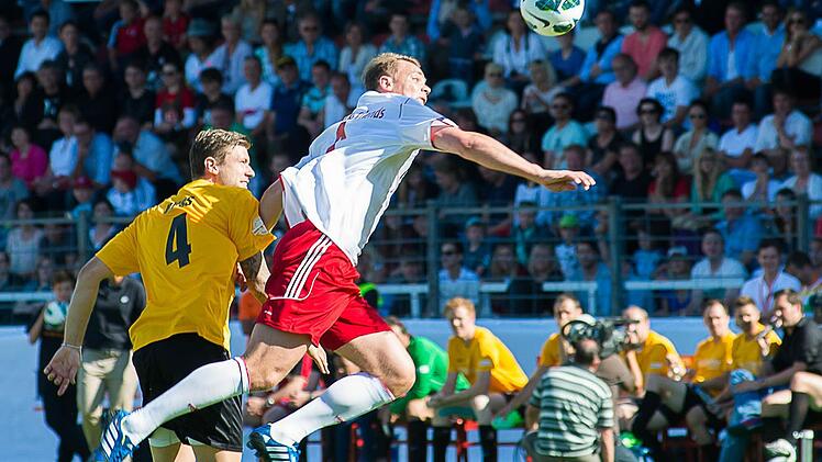 Manuel Neuer gewinnt das Kopfballduell gegen Marco Russ.  Foto: Tobias Köpplinger