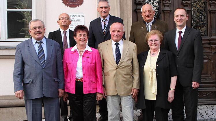 Sie wurden aus dem Stadtrat verabschiedet; vordere Reihe von links Alois Hofmann, Rosl Pflaum, Josef Schwemmlein, Sieglinde Funck mit Bürgermeister Michael Ziegler sowie hintere Reihe von links Georg Köbrich, Werner Lang und Ludwig Pflaum. Foto: Günther Geiling