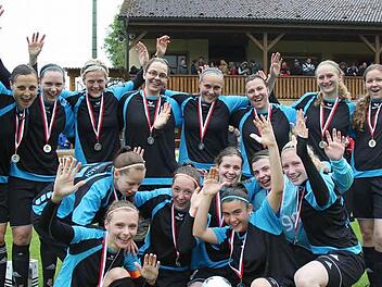 Die Fußballerinnen des TSV 08 Kulmbach haben den Kreispokal geholt. Stehend, von links: Nicole Geißler, Christina Passing, Melanie Dittrich, Lisa Denk, Jasmin Hoffmann, Theresa v. Avondt, Teresa Weiner und Theresa Zapf. Vorne, von links: Romy Schuberth, Stefanie Dressel, Lena Gaupp, Sara Schneider, dahinter Martina Müller, Kathrin Konrad und Anika Passing. Foto: privat