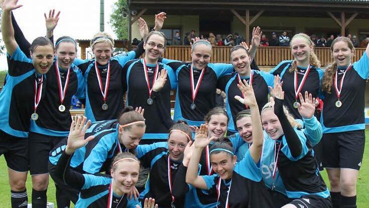Die Fußballerinnen des TSV 08 Kulmbach haben den Kreispokal geholt. Stehend, von links: Nicole Geißler, Christina Passing, Melanie Dittrich, Lisa Denk, Jasmin Hoffmann, Theresa v. Avondt, Teresa Weiner und Theresa Zapf. Vorne, von links: Romy Schuberth, Stefanie Dressel, Lena Gaupp, Sara Schneider, dahinter Martina Müller, Kathrin Konrad und Anika Passing. Foto: privat
