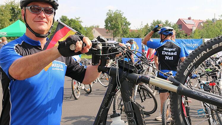 Andreas Heilmann weist auf den sportlichen Gemeinschaftssinn der Untererthaler Radfahrer "Bergauf Draad Nei" hin.