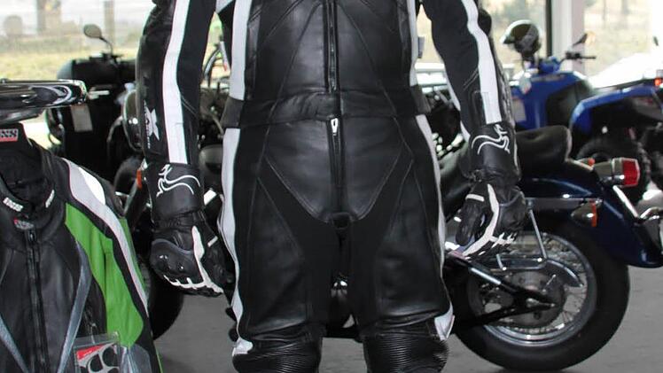 Der Klassiker Lederkombi, Stiefel, Helm.  Foto: Jürgen Gärtner