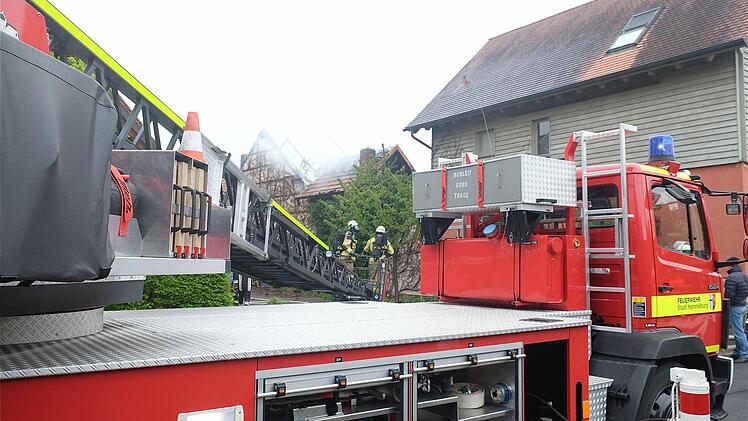 Ein Großangebot an Feuerwehren hat das Übergreifen der Flammen aufs Wohnhaus verhindert. Foto: Gerd Schaar