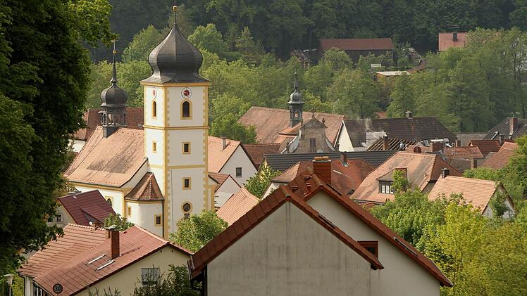 Blick über die Dächer auf Gleisenau mit der evangelischen Pfarrkirche (links) und der Schloßkapelle (rechts im Hintergrund). Foto: Günther Geiling