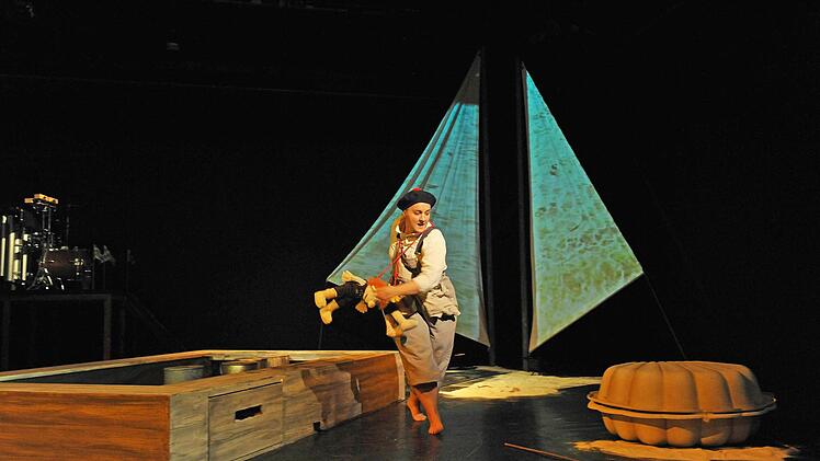 Kora Pavelic beeindruckt in "Gold" von Leonard Evers in der Coburger Reithalle.Foto: Andrea Kremper