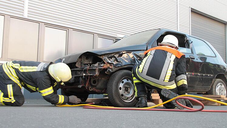 Ein Hebekissen wird unter dem Auto angebracht. Foto: Jürgen Gärtner