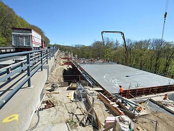 Acht Millionen Euro hat der Ersatzneubau der Hangbrücke am Würgauer Berg verschlungen. Die Maßnahme - unser Bild zeigt die Baustelle Ende Juni - wird bald abgeschlossen. Foto: Archiv