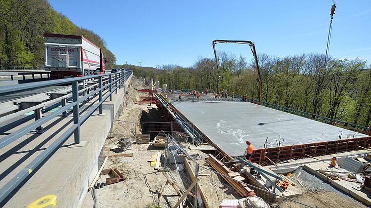 Acht Millionen Euro hat der Ersatzneubau der Hangbrücke am Würgauer Berg verschlungen. Die Maßnahme - unser Bild zeigt die Baustelle Ende Juni - wird bald abgeschlossen. Foto: Archiv